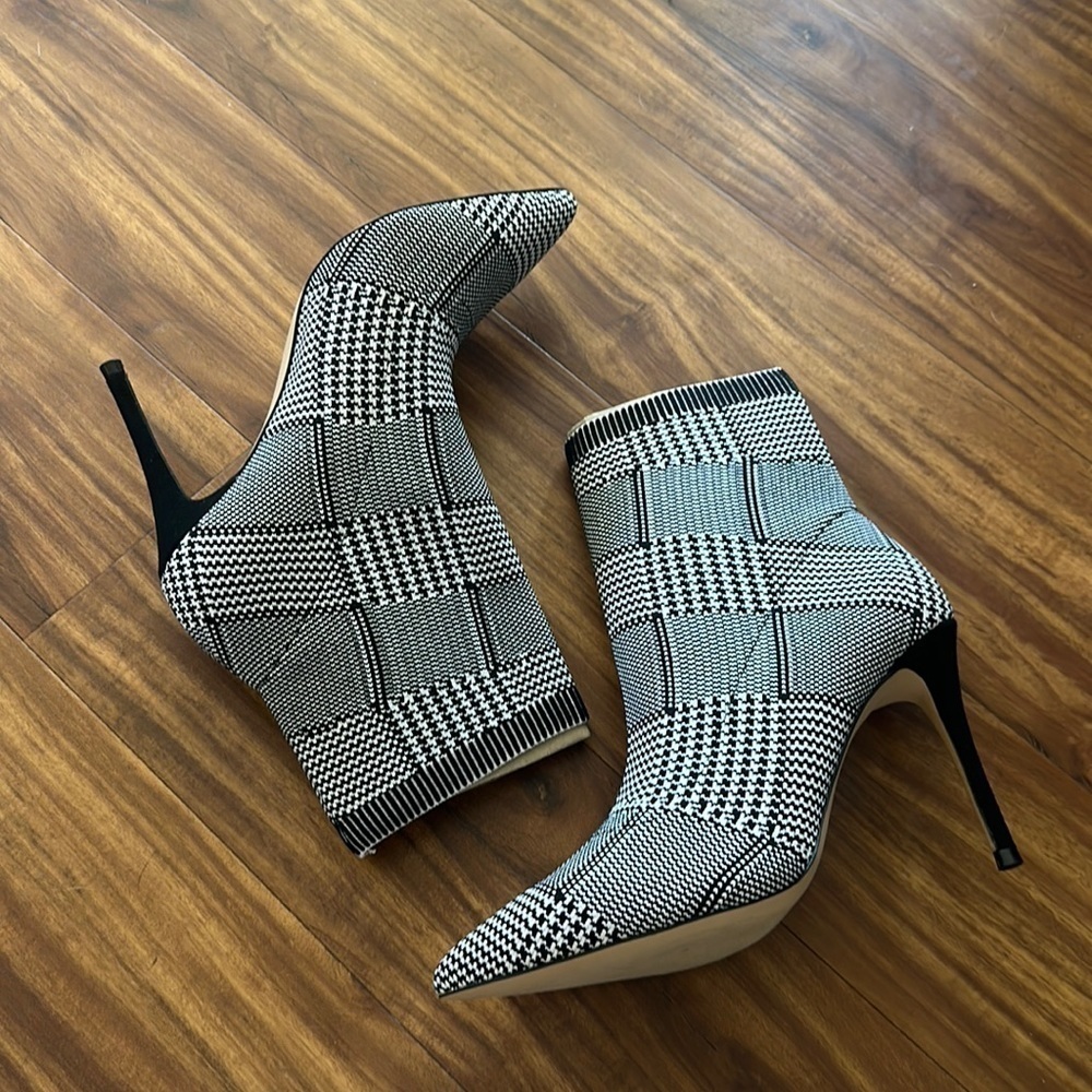 Something Navy plaid black and white Booties size: 7